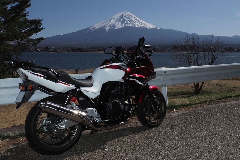 左が富士山に露出を合わせて撮影したもの。バイクは順光でないので暗くなっています。中央はフラッシュV860IIを使って撮影したもので、バイクの明るさが持ち上げられ、富士山との光量バランスがだいたい整いました。右はそれをレタッチソフトで調整したものです。もうちょっと明るいほうが良かったかも？