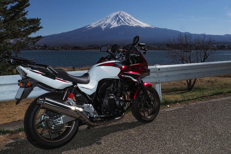 左が富士山に露出を合わせて撮影したもの。バイクは順光でないので暗くなっています。中央はフラッシュV860IIを使って撮影したもので、バイクの明るさが持ち上げられ、富士山との光量バランスがだいたい整いました。右はそれをレタッチソフトで調整したものです。もうちょっと明るいほうが良かったかも？