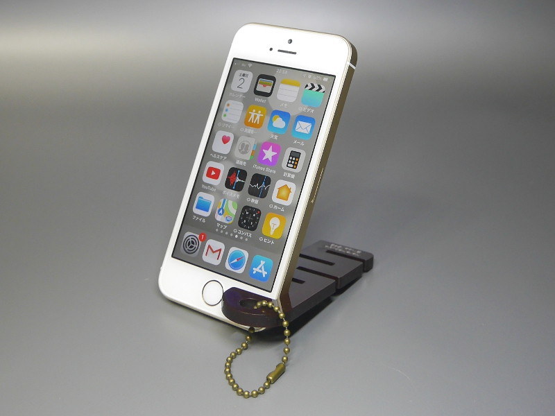 スマホを挟み込むことでスタンドとして使用できる