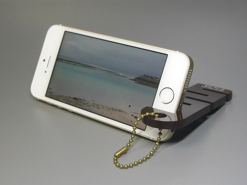 もちろん横向きでも挟める。動画の鑑賞には最適だ