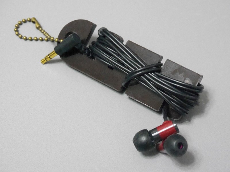 溝をうまく活用すれば、イヤホンを巻き付けてもバッグの中でばらけにくい