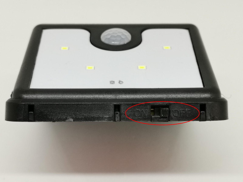 ソーラーLEDライトが無事くっつけば、一番下にあるスライド電源スイッチをオンする。