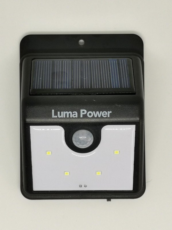 ソーラーLEDライトは、人感センサー＋LEDライト＋充電池＋太陽光発電の4つをインテグレートした単体完結型商品だ。本体の上半分にはソーラーパネルを搭載している