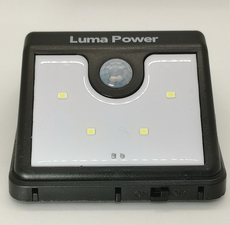 本体下部には4個のLEDライトが配置され、その上中央部に人感センサーがある