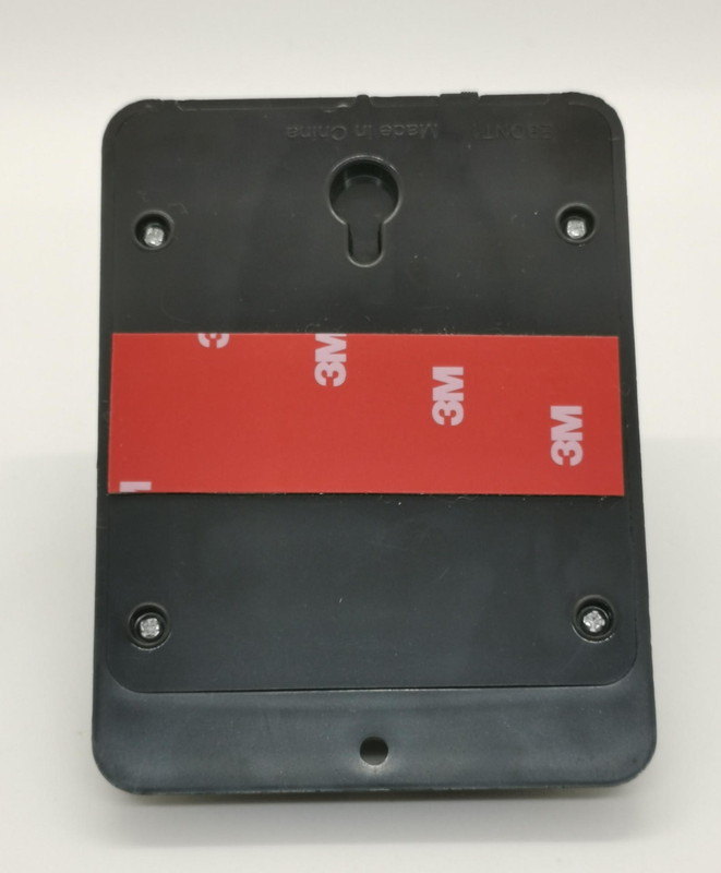 本体重量は実測約120gと軽量なので、3M社の両面テープで屋外のコンクリートやタイルの壁面にも貼り付けることが可能だ