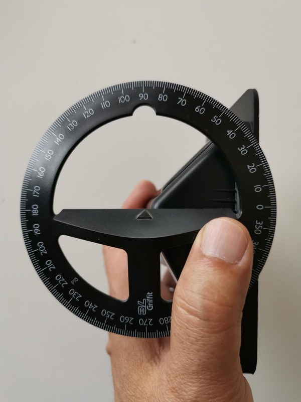 そこまで厳密では無いだろうが、ソーラーパネルは仰角45度くらいで上向きなので、設置には軒や側面の壁、太陽の移動などを少しは気にした方が良いかもしれない