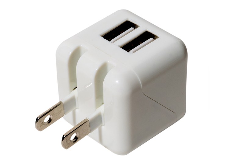 ミヨシの「キューブ型 USB-ACアダプタ 2ポート IPA-US01」（<a href="https://www.mco.co.jp/products_tablet/ipa-us01/" class="strong bn" target="_blank">公式ページ</a>）。2ポート合計2.4Aの出力で、2台のスマートフォンを同時に充電可能です。出力が2.4Aあるので、iPadなどタブレットの充電（同時には1台のみ）にも対応。キューブ状で各辺は約35mmと非常にコンパクトです。100-240V対応なので各国で使用可能。色はホワイトとブラックがあります。直販税込み価格は1490円。