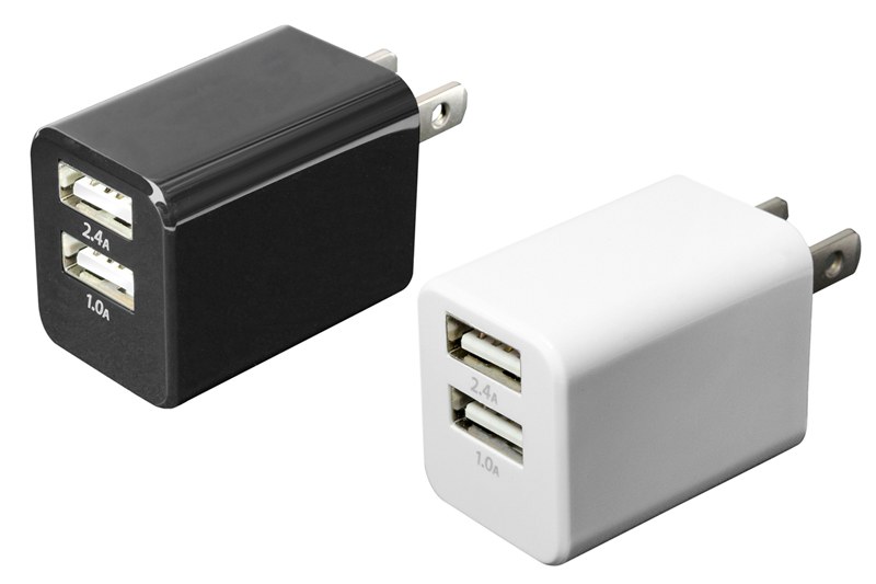 ミヨシの「USB-ACアダプタ 2ポート IPA-24U」（<a href="https://www.mco.co.jp/products_tablet/ipa-24u/" class="strong bn" target="_blank">公式ページ</a>）。こちらも2ポート合計2.4Aの出力で、2台のスマートフォンを同時に充電でき、1台のみならiPadなどタブレットへの充電も可能です。サイズは約幅31.8×高さ41.0×奥行き26.6mmで、上のIPA-US01よりも細身という感じ。100-240V対応で各国にて使用可能。色はホワイトとブラックがあります。直販税込価格は2030円。