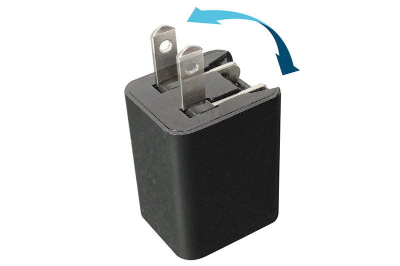 ミヨシの「USB-ACアダプタ 2ポート IPA-24U」（<a href="https://www.mco.co.jp/products_tablet/ipa-24u/" class="strong bn" target="_blank">公式ページ</a>）。こちらも2ポート合計2.4Aの出力で、2台のスマートフォンを同時に充電でき、1台のみならiPadなどタブレットへの充電も可能です。サイズは約幅31.8×高さ41.0×奥行き26.6mmで、上のIPA-US01よりも細身という感じ。100-240V対応で各国にて使用可能。色はホワイトとブラックがあります。直販税込価格は2030円。