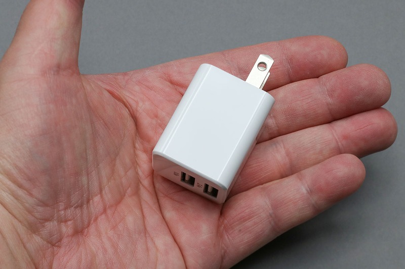ミヨシの「USB-ACアダプタ 2ポート IPA-24U」（<a href="https://www.mco.co.jp/products_tablet/ipa-24u/" class="strong bn" target="_blank">公式ページ</a>）。こちらも2ポート合計2.4Aの出力で、2台のスマートフォンを同時に充電でき、1台のみならiPadなどタブレットへの充電も可能です。サイズは約幅31.8×高さ41.0×奥行き26.6mmで、上のIPA-US01よりも細身という感じ。100-240V対応で各国にて使用可能。色はホワイトとブラックがあります。直販税込価格は2030円。