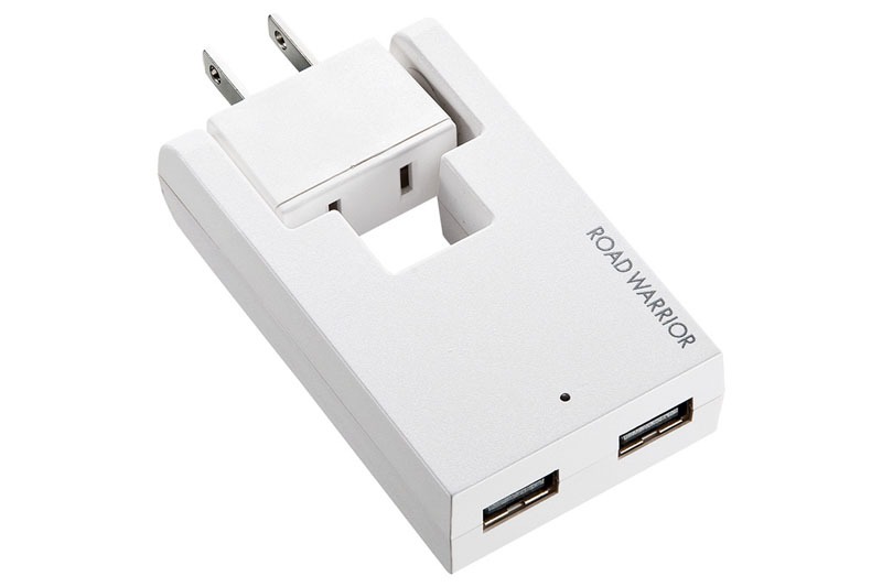 サンワサプライの「スイングUSB充電タップ TR-AD2USB」シリーズ（<a href="https://direct.sanwa.co.jp/ItemPage/TR-AD2USBW" class="strong bn" target="_blank">公式ページ</a>）。2ポート合計出力2Aで、サイズは幅50×奥行き84×高さ20mm。上記2点のUSB-ACアダプターと比べるとコンパクトとは言いにくいんですが、携帯に邪魔にならないサイズ感ではあります。2ポートのUSB-ACアダプターとして使えつつ、AC電源（コンセント）も使えるのがアドバンテージ。100-240V対応で各国にて使用可能です。色はホワイトとブラックがあります。直販税込価格は2130円。