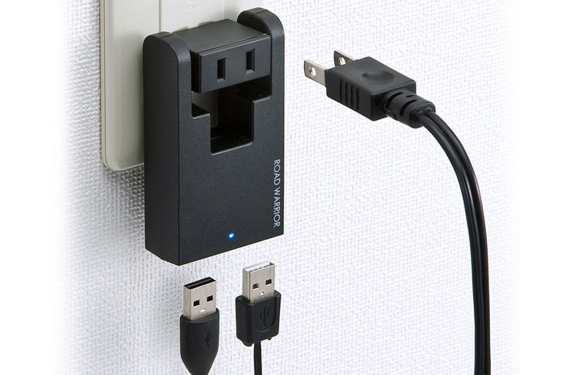 サンワサプライの「スイングUSB充電タップ TR-AD2USB」シリーズ（<a href="https://direct.sanwa.co.jp/ItemPage/TR-AD2USBW" class="strong bn" target="_blank">公式ページ</a>）。2ポート合計出力2Aで、サイズは幅50×奥行き84×高さ20mm。上記2点のUSB-ACアダプターと比べるとコンパクトとは言いにくいんですが、携帯に邪魔にならないサイズ感ではあります。2ポートのUSB-ACアダプターとして使えつつ、AC電源（コンセント）も使えるのがアドバンテージ。100-240V対応で各国にて使用可能です。色はホワイトとブラックがあります。直販税込価格は2130円。