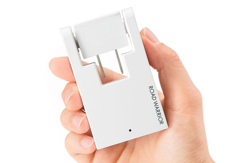 サンワサプライの「スイングUSB充電タップ TR-AD2USB」シリーズ（<a href="https://direct.sanwa.co.jp/ItemPage/TR-AD2USBW" class="strong bn" target="_blank">公式ページ</a>）。2ポート合計出力2Aで、サイズは幅50×奥行き84×高さ20mm。上記2点のUSB-ACアダプターと比べるとコンパクトとは言いにくいんですが、携帯に邪魔にならないサイズ感ではあります。2ポートのUSB-ACアダプターとして使えつつ、AC電源（コンセント）も使えるのがアドバンテージ。100-240V対応で各国にて使用可能です。色はホワイトとブラックがあります。直販税込価格は2130円。