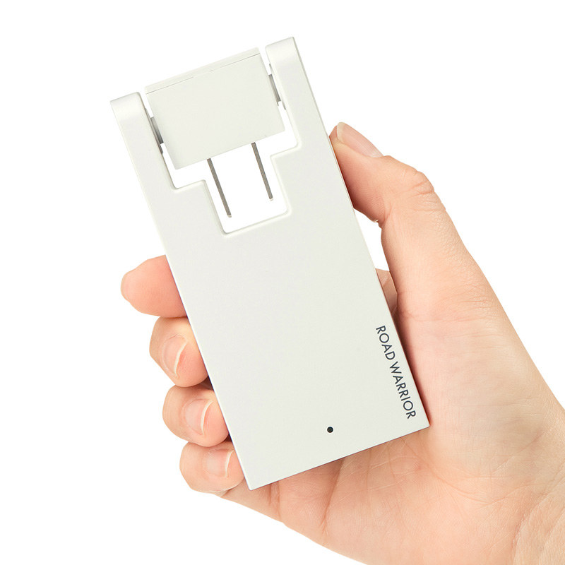 サンワサプライの「コンセント付USB充電器 TR-AD3USB」シリーズ（<a href="https://direct.sanwa.co.jp/ItemPage/TR-AD3USBW" class="strong bn" target="_blank">公式ページ</a>）。前出の「スイングUSB充電タップ TR-AD2USB」シリーズの4ポートバージョンです。2ポート毎の合計出力が2Aで、合計4A出力。サイズは幅51×奥行き109×高さ22.5mm。AC電源（コンセント）としても使用可能。100-240V対応で各国にて使えます。色はホワイトとブラックがあります。直販税込価格は3280円。