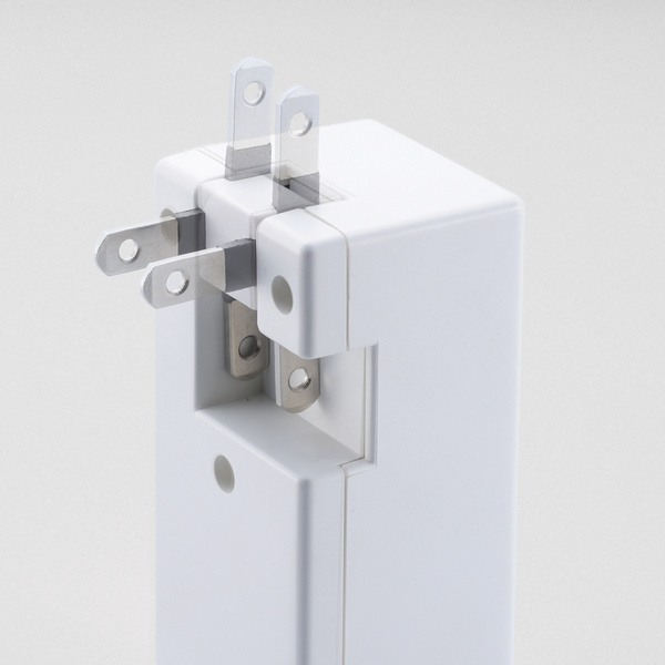 エレコムの「モバイルUSBタップ（縦向き） MOT-U05-2132」シリーズ（<a href="https://www.elecom.co.jp/products/MOT-U05-2132WH.html" class="strong bn" target="_blank">公式ページ</a>）。3ポートのUSB-ACアダプターで、3ポート合計出力は2.1Aです。AC電源（コンセント）としても利用可能で、サイズは幅40.5×奥行86.5×高さ37.5mm。色はホワイトとブラックがあります。定格入力電圧はAC100V・50/60Hzなので国内利用に限られます。メーカー税込み価格は3996円。