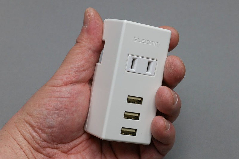 エレコムの「モバイルUSBタップ（縦向き） MOT-U05-2132」シリーズ（<a href="https://www.elecom.co.jp/products/MOT-U05-2132WH.html" class="strong bn" target="_blank">公式ページ</a>）。3ポートのUSB-ACアダプターで、3ポート合計出力は2.1Aです。AC電源（コンセント）としても利用可能で、サイズは幅40.5×奥行86.5×高さ37.5mm。色はホワイトとブラックがあります。定格入力電圧はAC100V・50/60Hzなので国内利用に限られます。メーカー税込み価格は3996円。