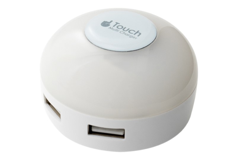 ミヨシの「LEDライト搭載 USB2ポート USB-ACアダプタ IPA-34LL」（<a href="https://www.mco.co.jp/products_tablet/ipa-34ll/" class="strong bn" target="_blank">公式ページ</a>）。2ポートのUSB-ACアダプターで、合計出力は3.4Aなのでスマートフォンとタブレットの同時充電が可能です。AC100V-240V対応で各国にて使用可能。タッチセンサー式のLEDランプともなっており、3段階で明るさを変えられます。本体色はホワイトのみですが、LEDランプ色違いで別製品となっており、電球色か白色から選べます。サイズは約直径55×高さ33.8mm。直販税込価格は2354円。