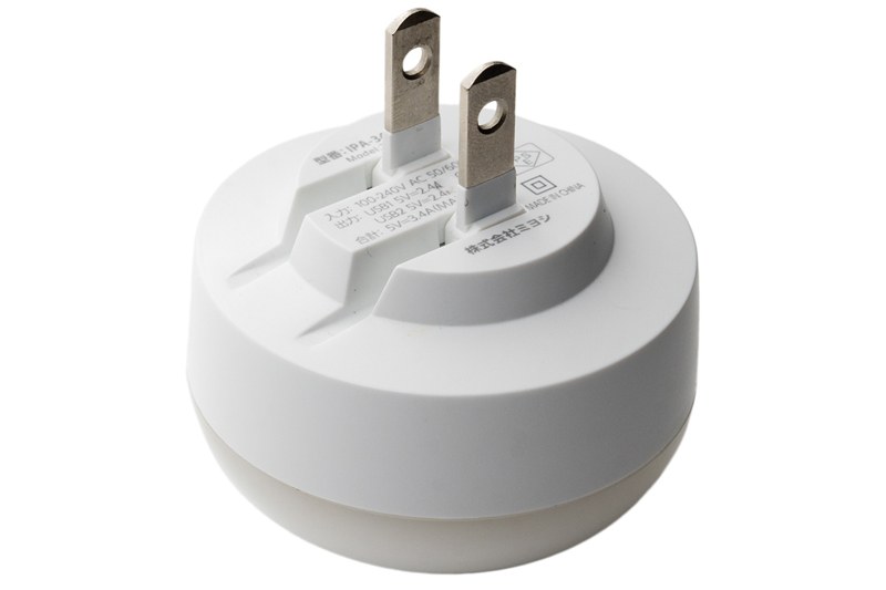 ミヨシの「LEDライト搭載 USB2ポート USB-ACアダプタ IPA-34LL」（<a href="https://www.mco.co.jp/products_tablet/ipa-34ll/" class="strong bn" target="_blank">公式ページ</a>）。2ポートのUSB-ACアダプターで、合計出力は3.4Aなのでスマートフォンとタブレットの同時充電が可能です。AC100V-240V対応で各国にて使用可能。タッチセンサー式のLEDランプともなっており、3段階で明るさを変えられます。本体色はホワイトのみですが、LEDランプ色違いで別製品となっており、電球色か白色から選べます。サイズは約直径55×高さ33.8mm。直販税込価格は2354円。