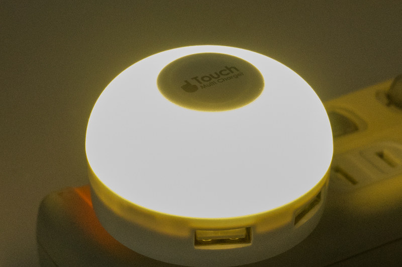 こんなふうに、上部をタッチするとLEDランプ点灯～調光～消灯が可能。自宅のベッドサイドで使うのにも便利です。