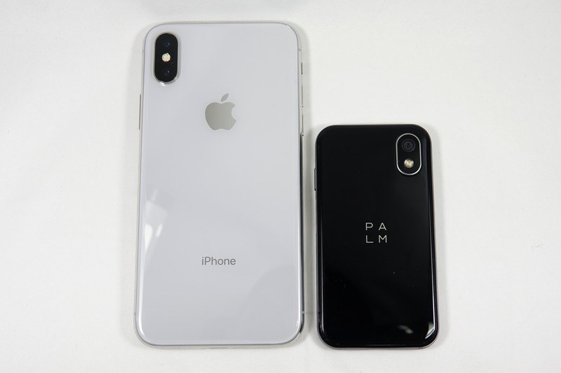 過去の小型Android端末と比較（左からHT-03A、SO-03C、P-01D）