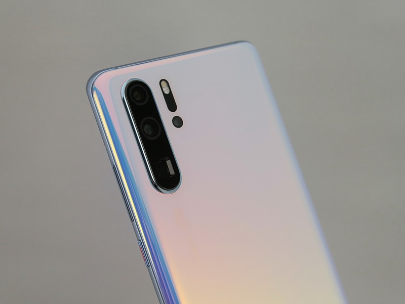 背面には広角/超広角/望遠の3つのカメラ、ToF（Time of Flight）カメラで構成するLeicaクアッドカメラを搭載