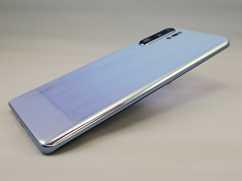 左側面はボタン類も何もないすっきりとした仕上がり。前面のディスプレイ側と背面の両方の側面が湾曲した仕上がり