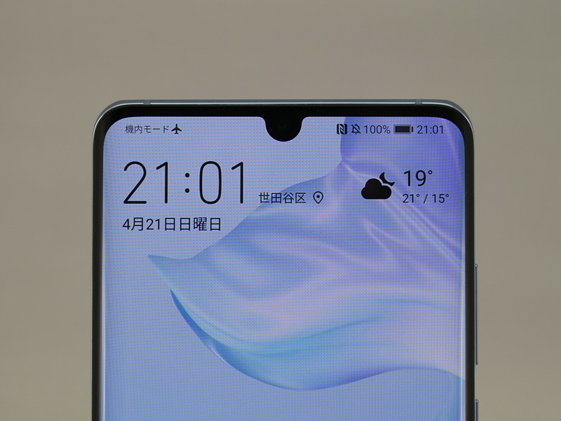 水滴型ノッチを採用し、32MピクセルのイメージセンサーにF2.0のレンズを組み合わせたインカメラを内蔵する