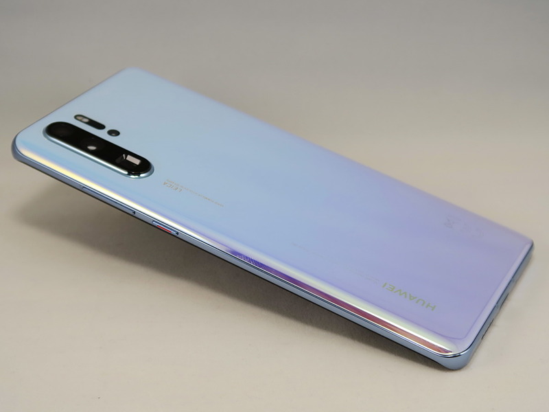 右側面はシーソー式の音量ボタン、電源ボタンを備える。側面はスリムになったが、ボタンの操作感は問題ない