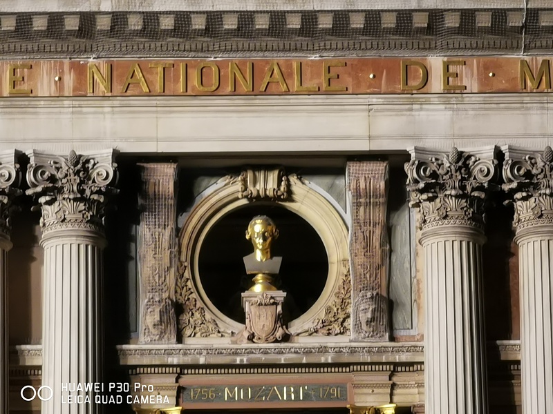 10倍望遠で中央部分の像を拡大して撮影。上段の文字のレリーフはかなりクッキリと写っている