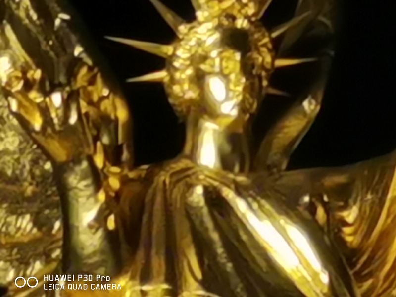 オペラ座に向かって、右上の屋上にある像を50倍望遠で撮影。手持ちの撮影ではどうしてもぶれるため、半固定スタイルで撮影