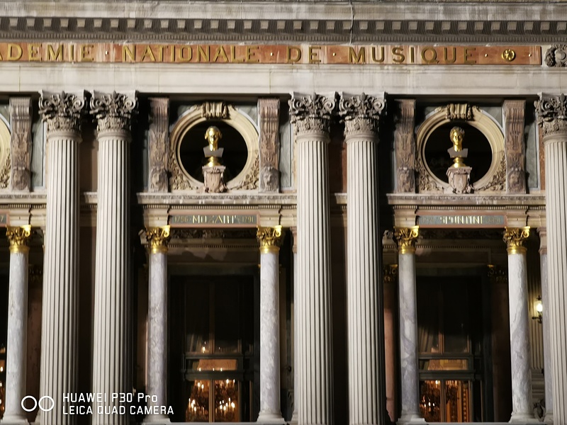 同じ位置から5倍望遠で撮影。建物の装飾などもはっきりと撮影できている