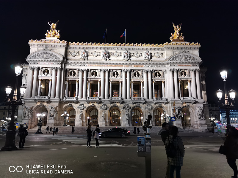 夜間にパリのオペラ座を広角カメラで撮影。ライトアップされている効果もあるが、明るく撮影できている