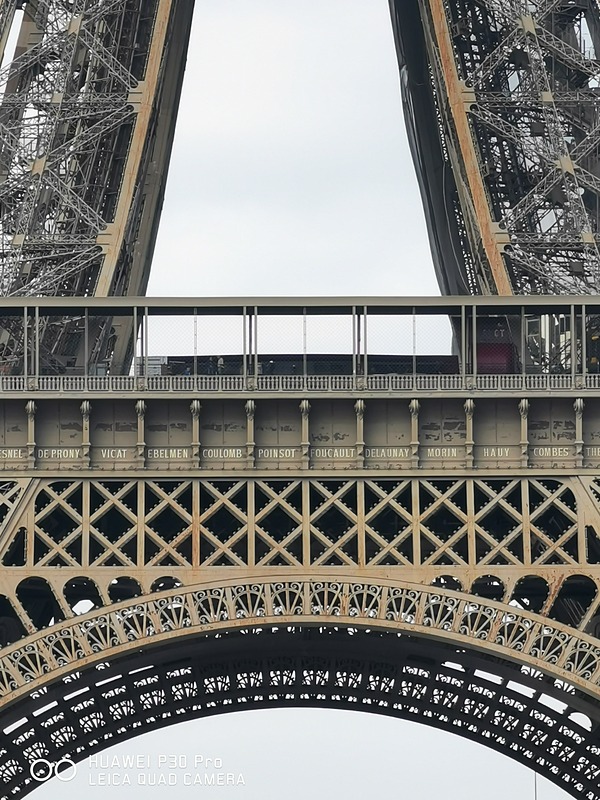 10倍望遠での撮影でも建造物の細かいフレームまで、クッキリと撮影できている