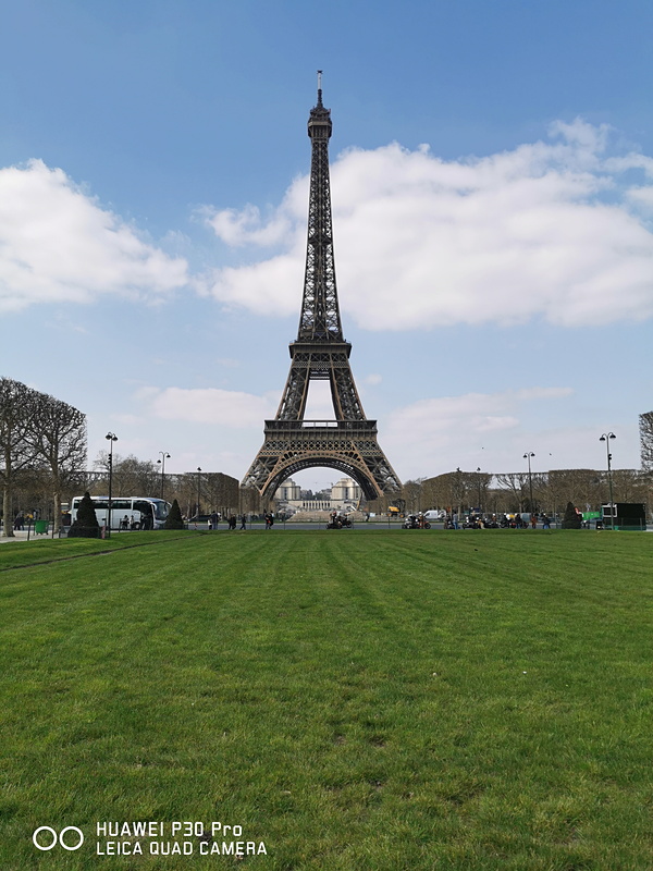 エッフェル塔を広角カメラで撮影