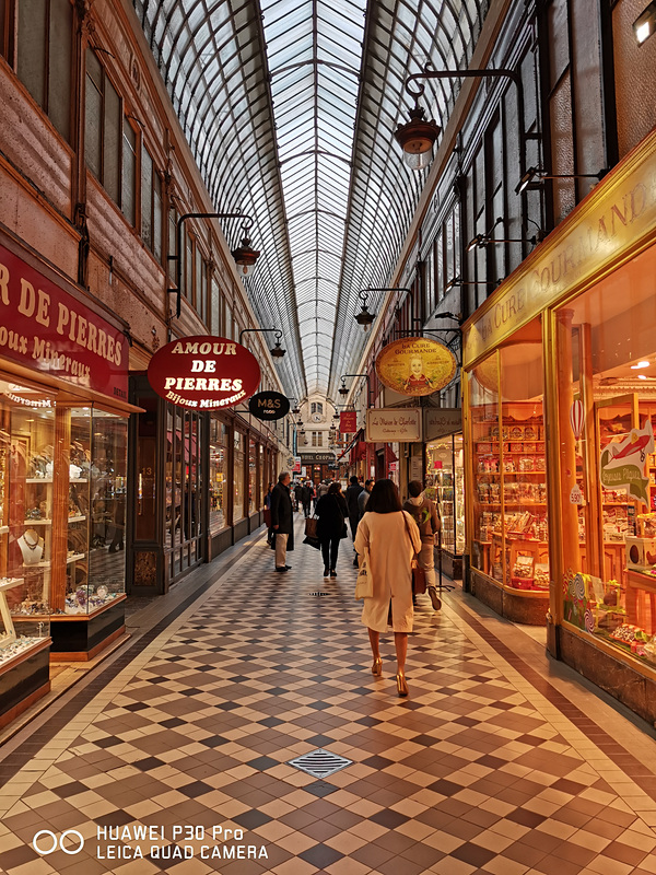 日中のアーケードを撮影。上部からの外光を活かし、全体的にも明るく撮影できた