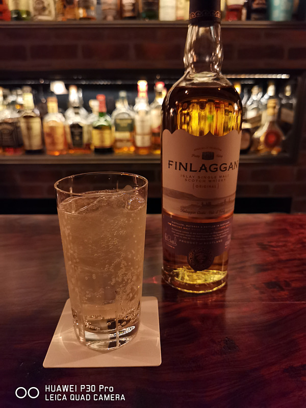 日本に帰国後、いつもの薄暗いバーで撮影。背景のボケ具合、ボトルのクリアさなど、十分な仕上がり