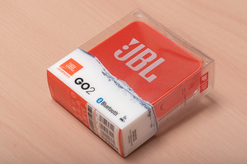 パッケージには充電用のUSBケーブルも付属している