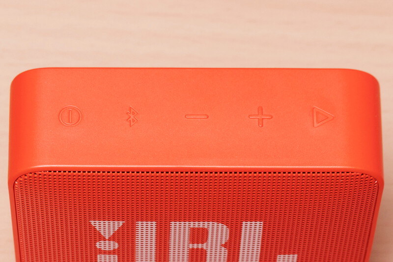 操作ボタンは上面に集中している。左から電源、Bluetooth（ペアリング時に使用）、音量-/+、マルチファンクションのボタンとなっている。