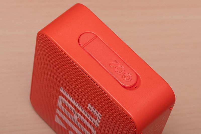 端子は側面にあって、防水仕様のフタが付いている