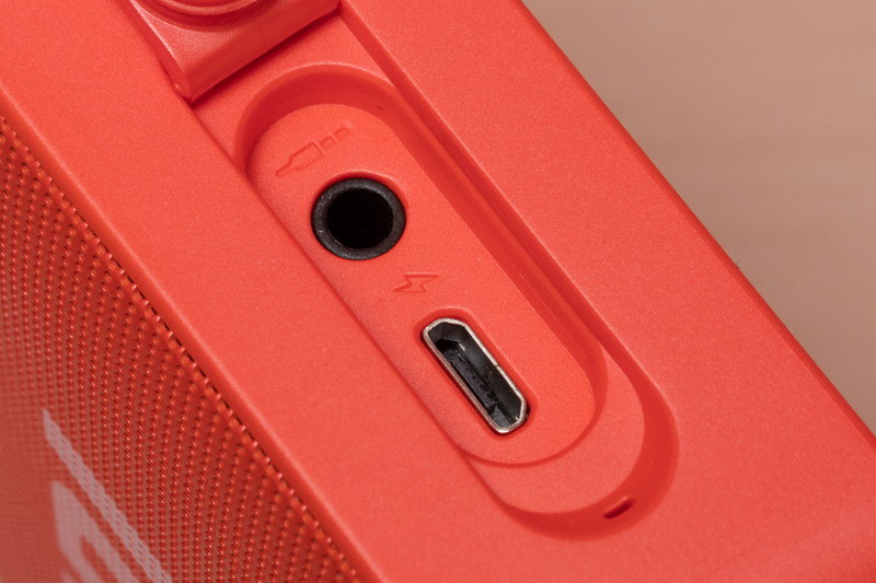 充電用のmicroUSB端子とステレオミニジャック入力を装備。今時のアイテムとしては、USB Type-Cでないのはちょっと残念なところ