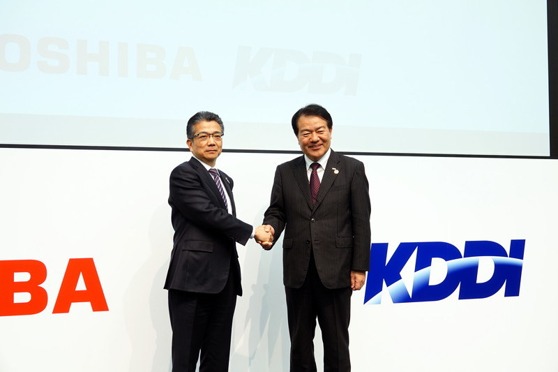 KDDI 取締役執行役員常務 ソリューション事業本部長 森 敬一氏（左）と東芝 執行役専務 兼 東芝デジタルソリューションズ 取締役社長 錦織 弘信氏（右）
