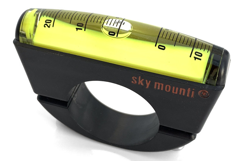 死蔵していた「シリカ sky mounti 勾配計」。死蔵の理由は「おもしろそうだから買ってみたけど、走るのは平らな川沿いサイクリングロードばっかりだかし、そもそも坂なんか上る気がないから、勾配計を使う場面がない」とかだと思います。黄色い部分にオイルのような粘度のある液体が封入されていて、インジケーターとなる泡がゆっくり動き、泡の位置により勾配がわかるというツールです。