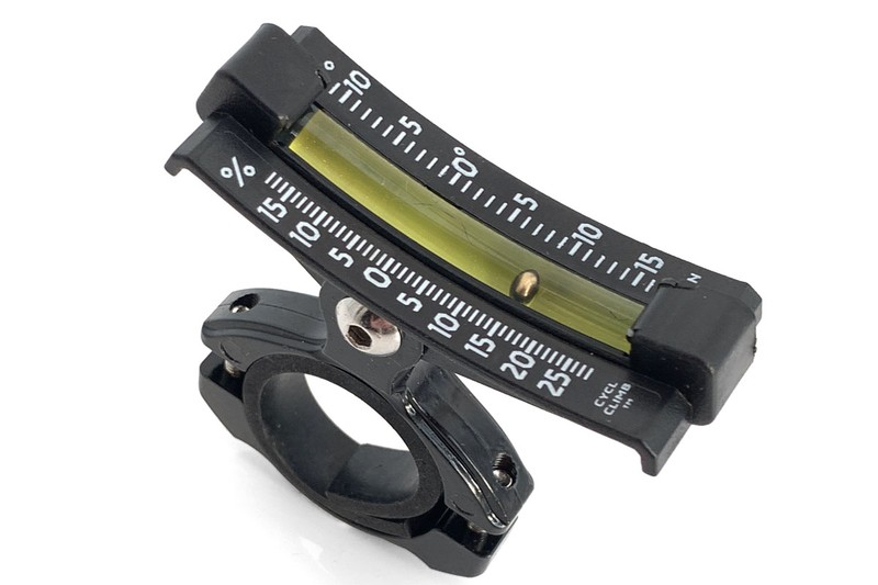 Sun Companyの「CyclClimb Bike Inclinometer」。シクミは前出の勾配計とだいたい同じですが、こちらは横から見ると凹型になっています。左側で勾配の％が、右側で水平に対する坂の角度がわかります。「Inclinometer」は傾斜計のことだそうです。
