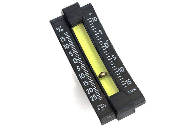 Sun Companyの「CyclClimb Bike Inclinometer」。シクミは前出の勾配計とだいたい同じですが、こちらは横から見ると凹型になっています。左側で勾配の％が、右側で水平に対する坂の角度がわかります。「Inclinometer」は傾斜計のことだそうです。