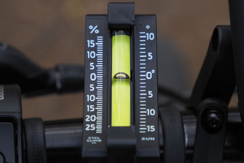 自転車に取り付けた様子。やはり平らなところでインジケーターが0を示すように取り付け、坂の途中でインジケーターの位置を読み取るという使い方です。右は約15％の勾配であることを示している様子。