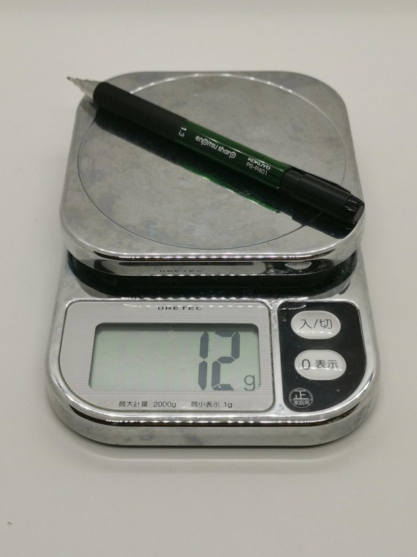 鉛筆シャープとは言え、メタル部品を豪勢に使っているので、一般的な鉛筆の重さの2～6倍くらいの重さがある