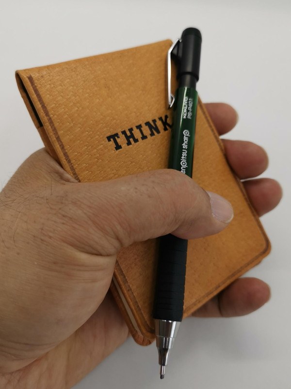 さて、手帳やノートと一緒に持った時にどっちがビューティフルか？ 、どっちがお好みか？ で決めても良いくらい実力伯仲