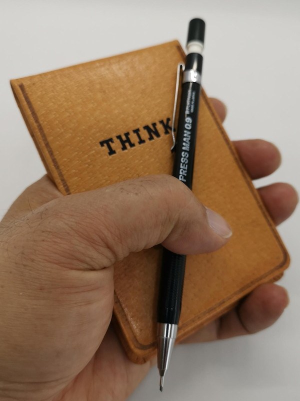 さて、手帳やノートと一緒に持った時にどっちがビューティフルか？ 、どっちがお好みか？ で決めても良いくらい実力伯仲