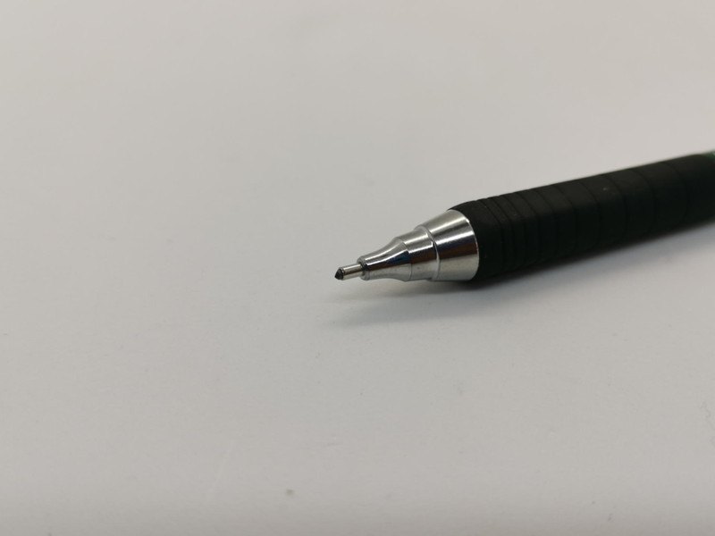 ノックと同時に芯先ガードが出てくる鉛筆シャープ