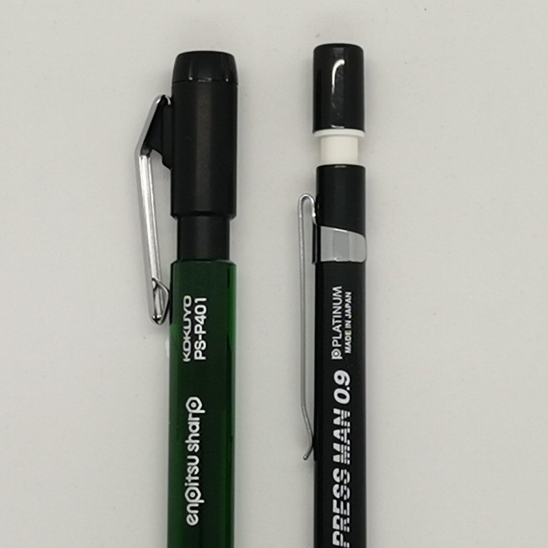 あくまで好みの問題だと思うが、ごつごつした男らしいイメージの鉛筆シャープ（左）とスリムで関西弁で言うシュッとしたいでたちのPRESS MAN 0.9（右）